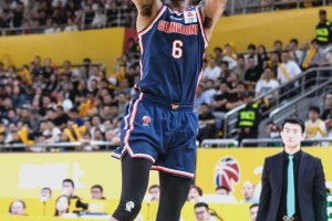 金年会官方网站-清晨体能课后，洛杉矶湖人手感冰凉备战CBA季后赛，悬念犹存，团队化学反应显著(LAKERS篮球)